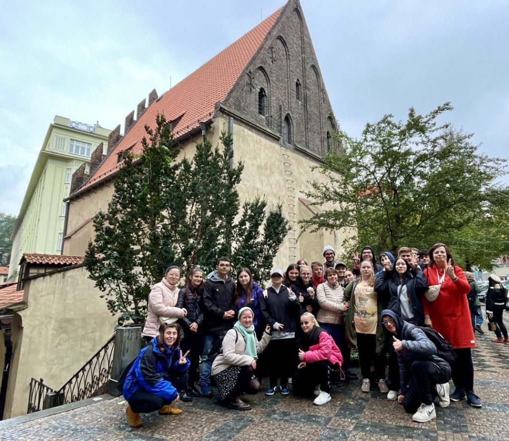 Skupinové_foto_u_Staronové_synagogy